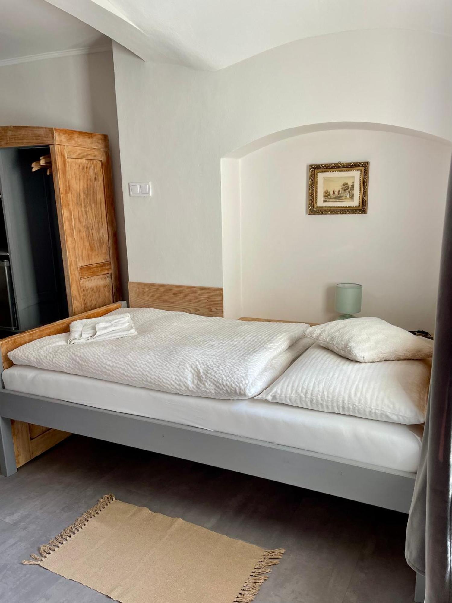 Bed & Breakfast Hugo Plesivec Exterior foto